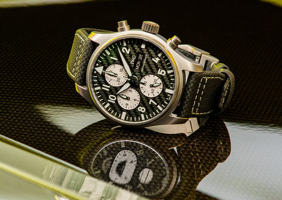 Encore une belle illustration des liens entre les montres et l'automobile avec le chronographe d'aviateur IWC - AMG en titane et cadran carbone