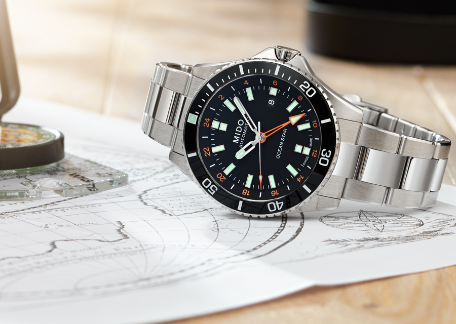 Etanche à 200 mètres, la montre de plongée Mido Ocean Star GMT possède un lunette en céramique.