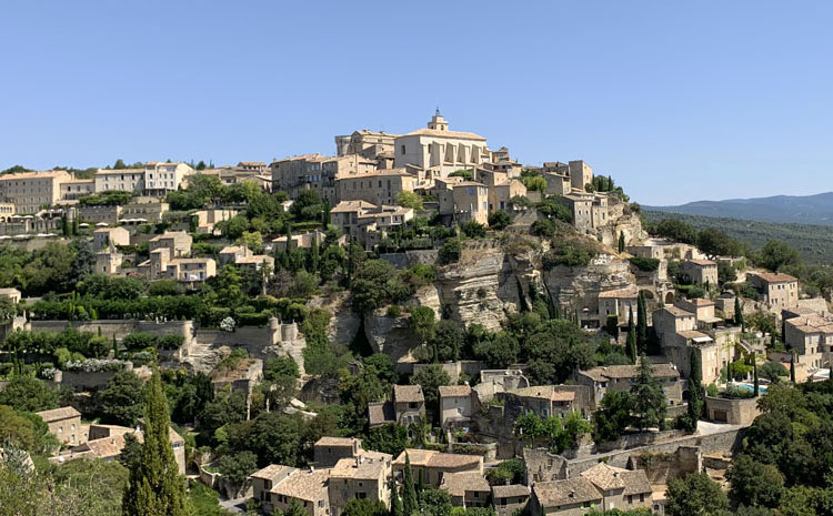 Gordes, un des plus beaux villages perchés de Provence.