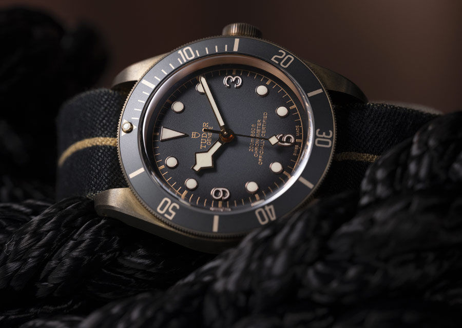 montre Tudor Black Bay Bronze sur bracelet tissu 