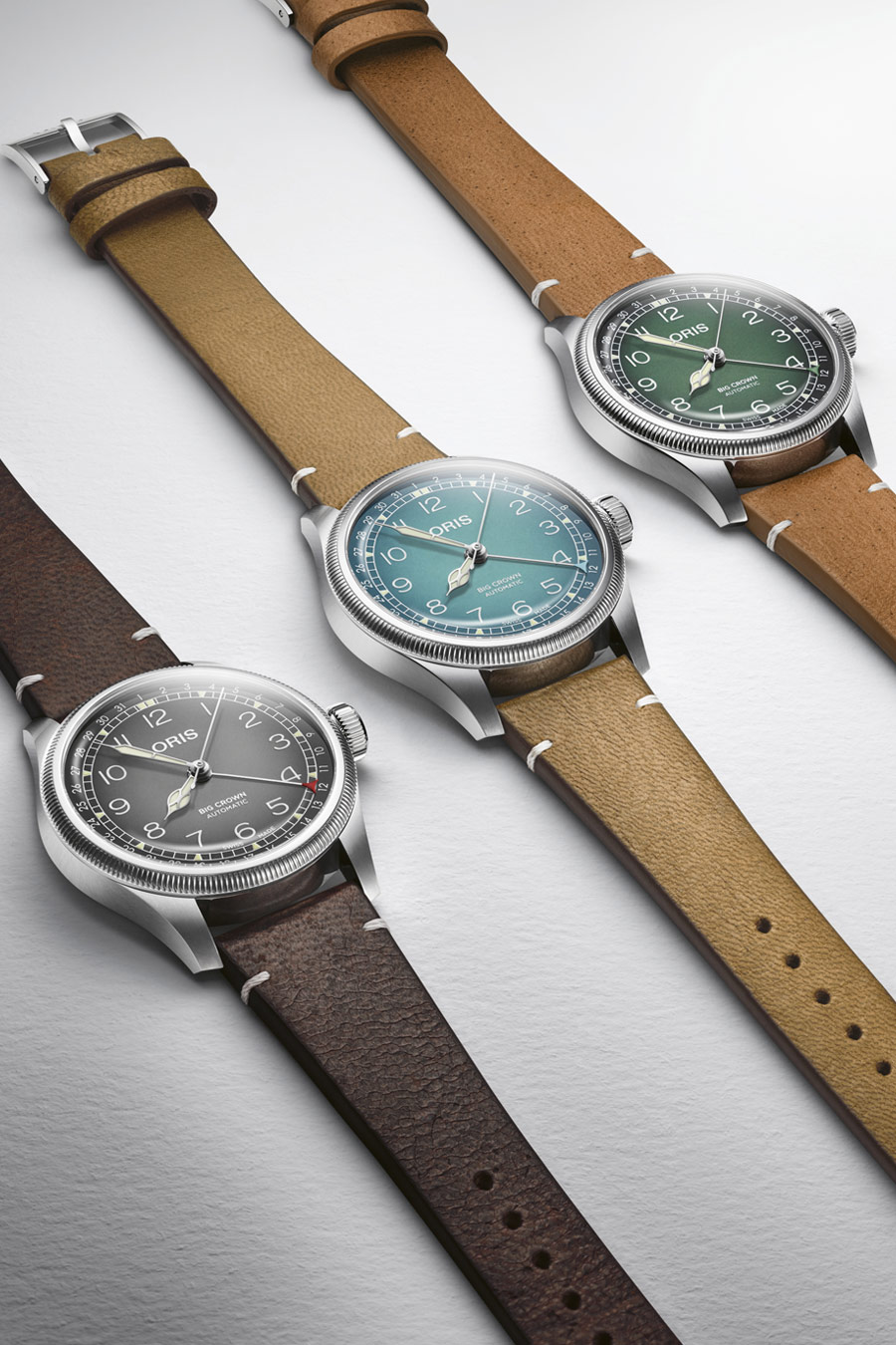 Oris propose trois modèles Big Crown différents sur bracelet en cuir de cerf 