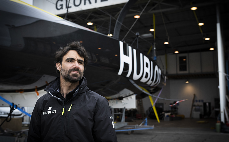 Alan Roura à terre devant le hangar dans lequel est remisé le voilier de course lorsqu’il n’est pas à l’entraînement devant la rade de Lorient. 