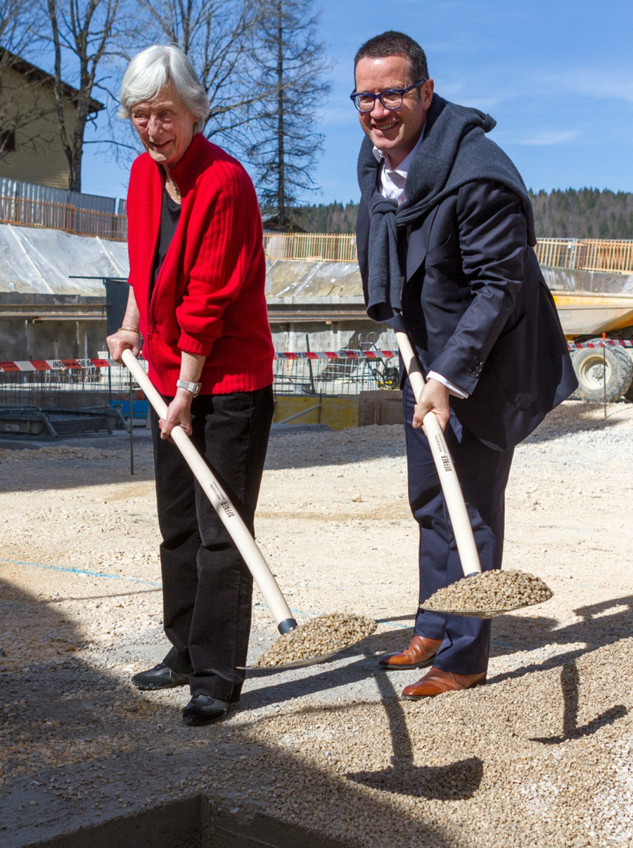 Premier coup de pelle pour Jasmine Audemars et François-Henry Bennhamias pour la construction de la Maisons des fondateurs.