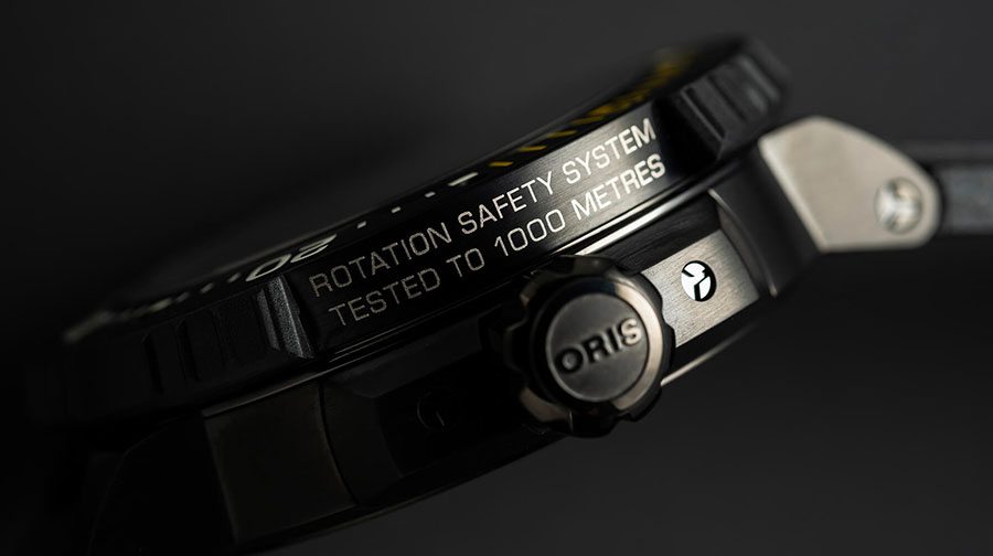 Le système de blocage de la lunette sur cette montre Oris est très efficace.