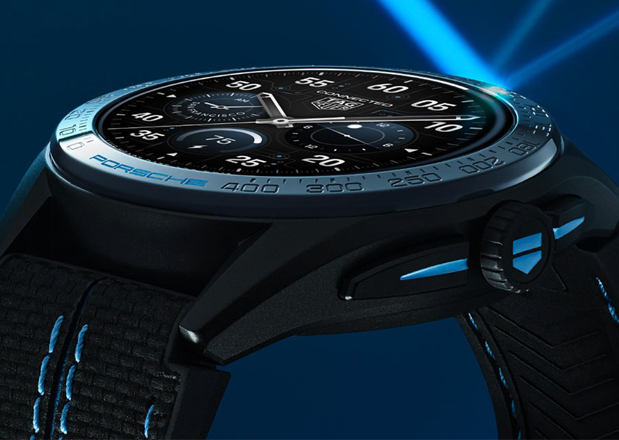 Bleu et noir, les poussoir reprennent les codes couleurs de la TAG Heuer Porsche Connected.