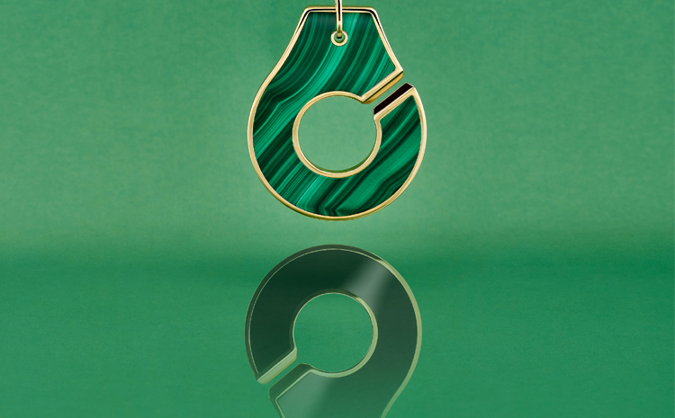 Pendentif Menottes dinh van R35, or jaune, malachite et onyx.