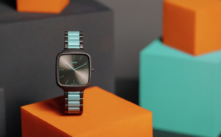 La collection True Square Thinline Les Couleurs™ Le Corbusier de Rado.