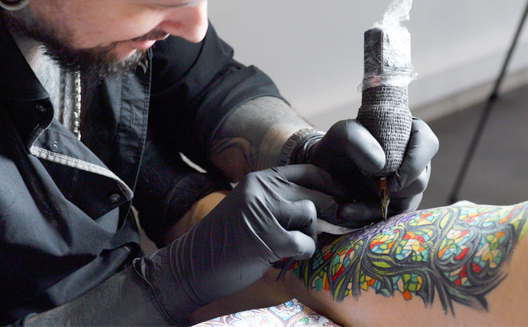 Sandry Riffard, le tatoueur star est aussi un passionné d'horlogerie - my-watchsite.fr