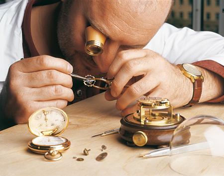 Assemblage des composants d'une montre